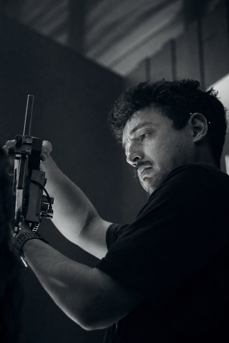 Bért operando o equipamento em um set da Flyah