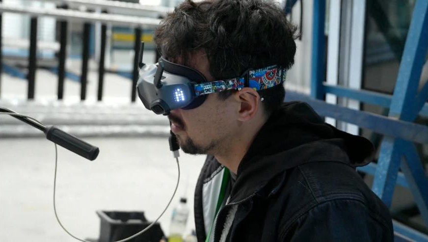Piloto da Flyah voando com os óculos de FPV