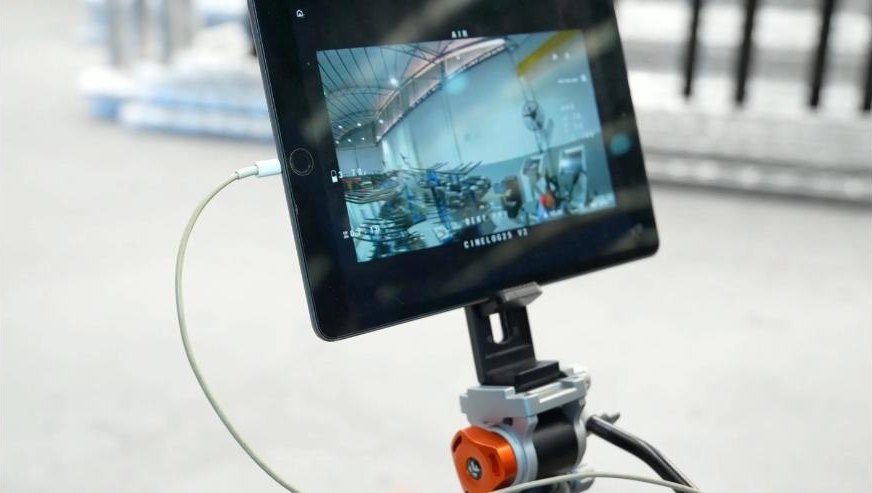 Tela do FPV no tripé mostrando o voo dentro de um galpão