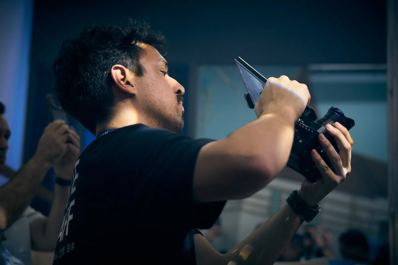 Bért filmando com a câmera em um evento
