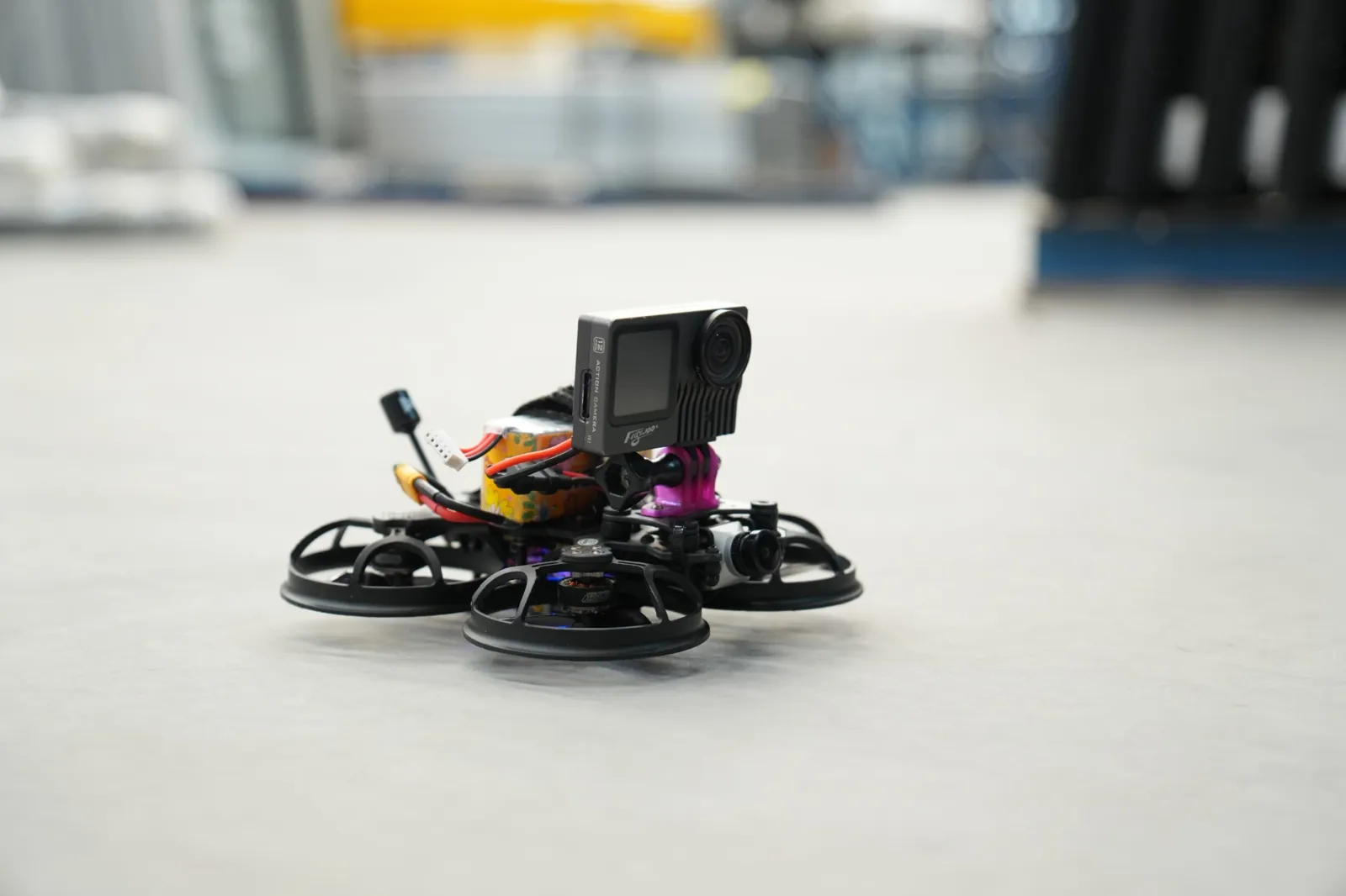 Cinewhoop da Flyah pronto para voar dentro de um galpão