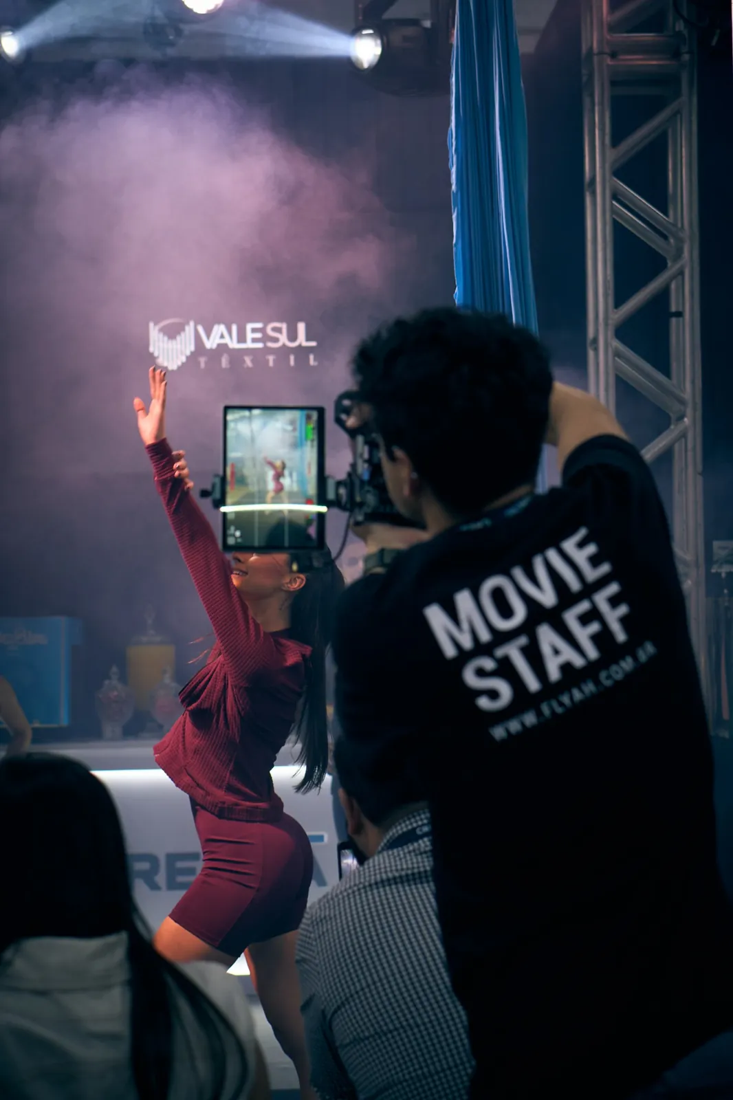 Câmera da Flyah filmando a apresentação no palco da Vale Sul Têxtil